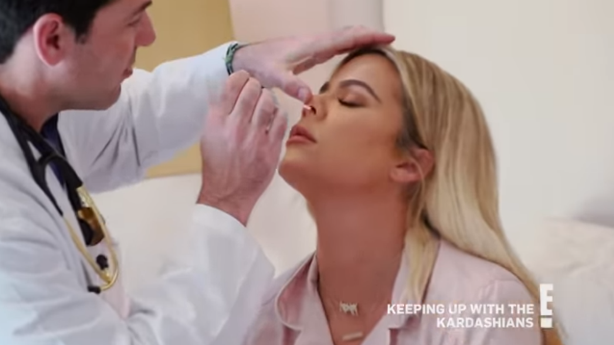 Khlóe Kardashian faz teste de Covid-19