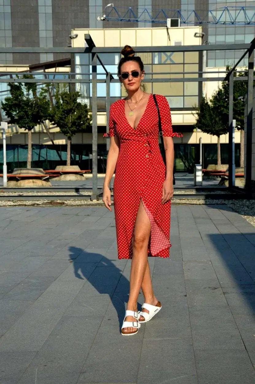 vestido vermelho com sandália 