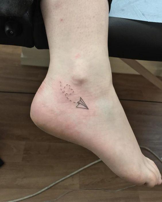 Imagem mostra tatuagem delicada nos pés