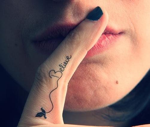 Imagem mostra tatuagem no dedo