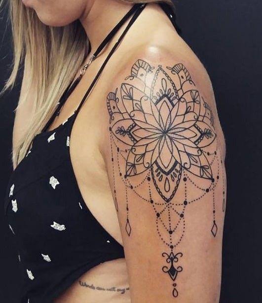 Imagem mostra tatuagem no ombro