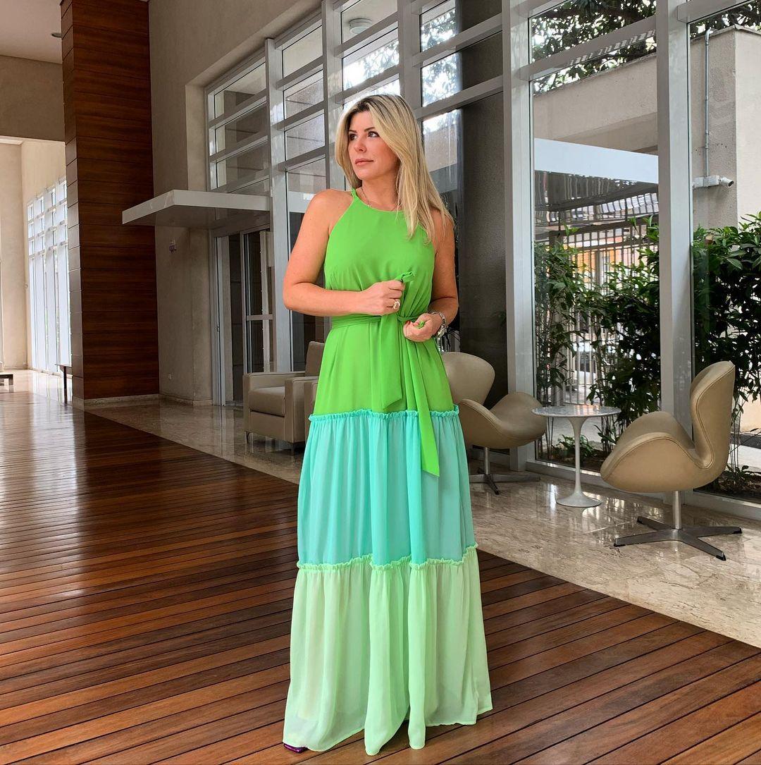 Imagem mostra Íris Stefanelli com vestido longo verde