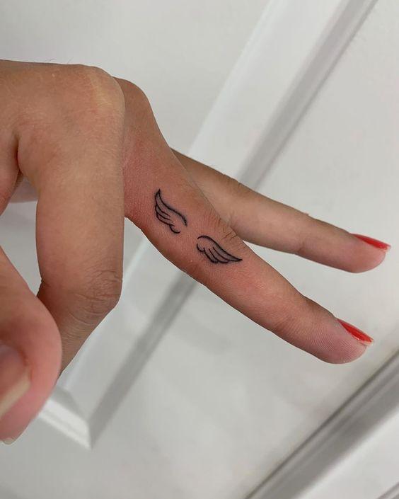 Imagem mostra tatuagem delicada nos dedos