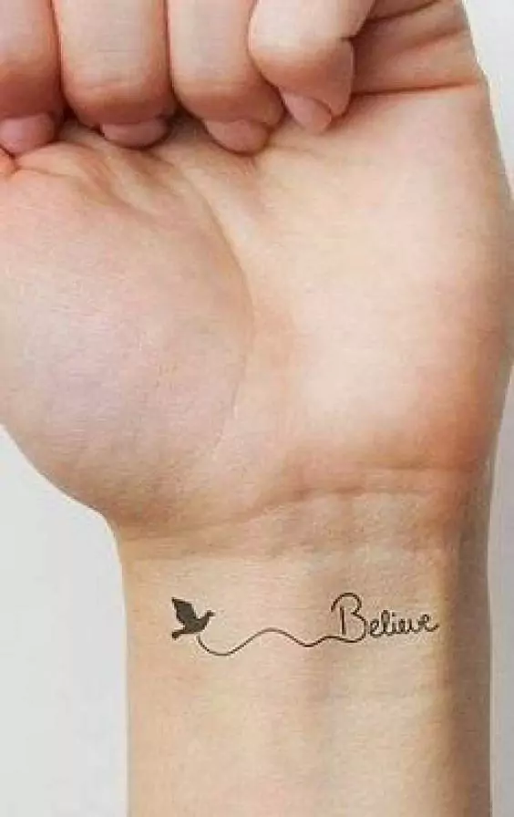 Imagem mostra tatuagem delicada no pulso