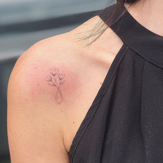 Imagem mostra tatuagem delicada nos ombros