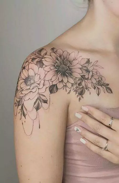 Imagem mostra tatuagem de flor no ombro