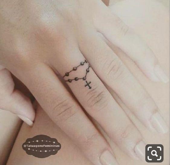 Imagem mostra tatuagem delicada nos dedos