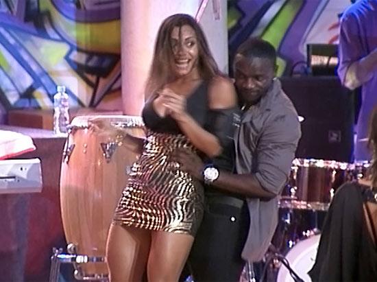 Foto mostra Akon durante show no BBB // Reprodução