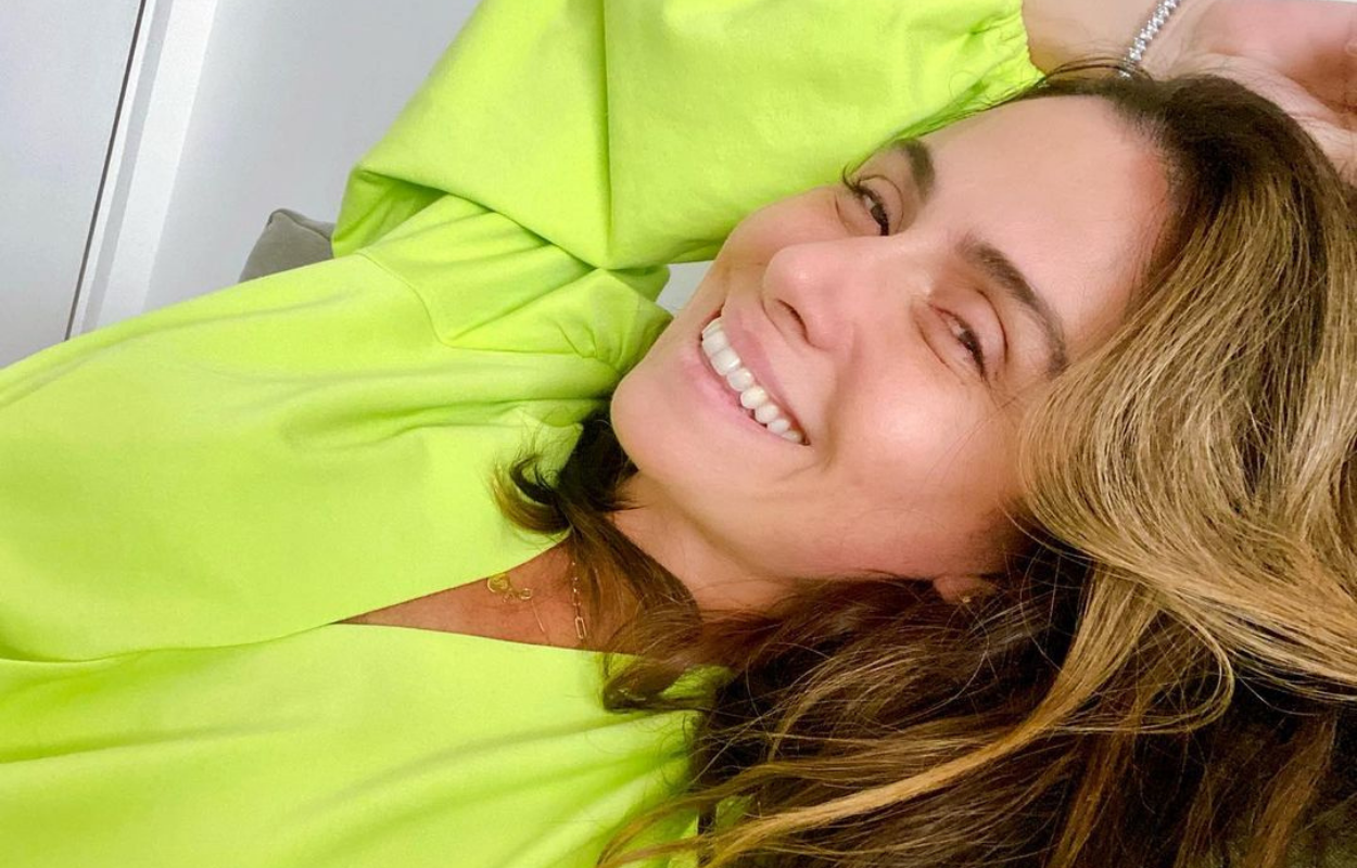 Imagem mostra Giovanna Antonelli vestindo neon