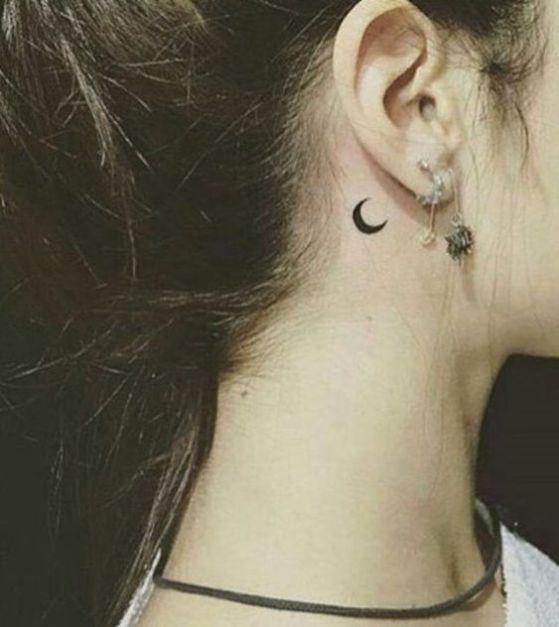 Imagem mostra tatuagem delicada atrás da orelha