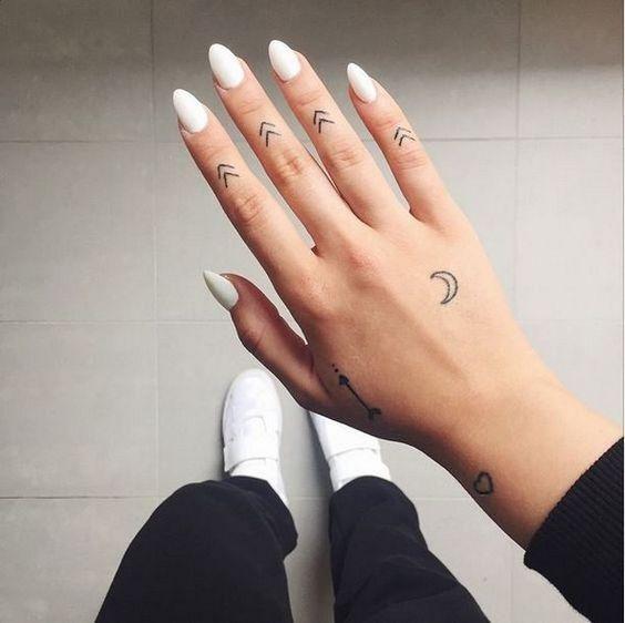 Imagem mostra tatuagem no dedo