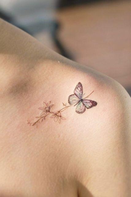 Imagem mostra tatuagem delicada no ombro