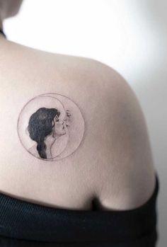 Imagem mostra tatuagem no ombro