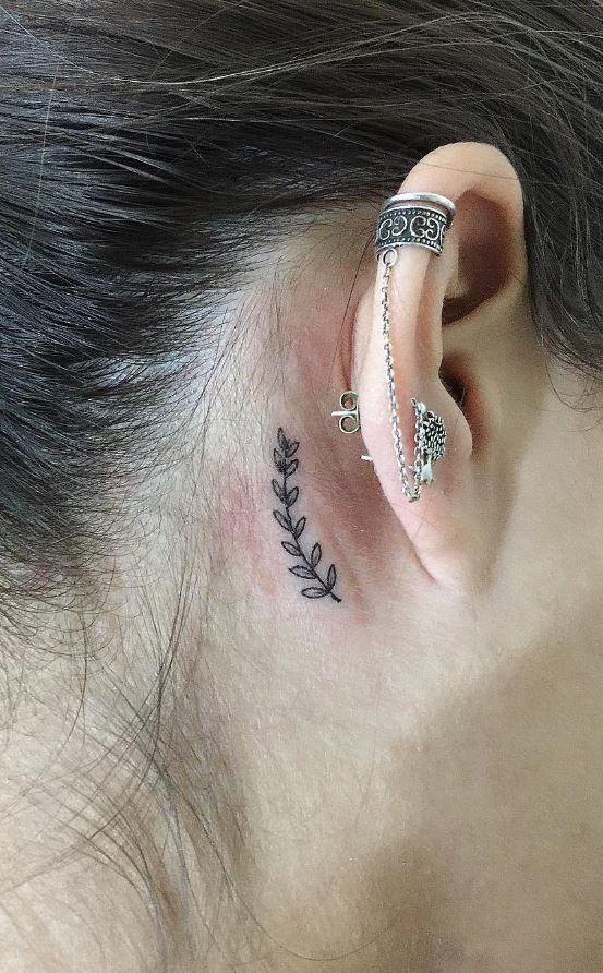 Imagem mostra tatuagem delicada atrás da orelha