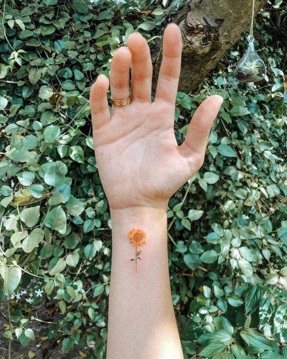 Imagem mostra tatuagem delicada no pulso
