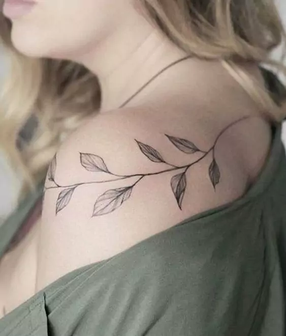 Imagem mostra tatuagem de folhagem nos ombros