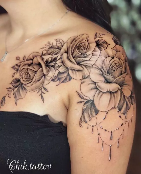 Imagem mostra tatuagem de flor no ombro