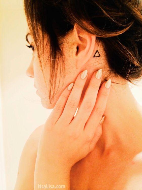 Imagem mostra tatuagem atrás da orelha delicada