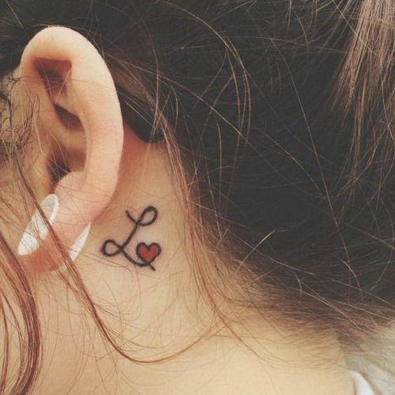 Imagem mostra tatuagem atrás da orelha de coração