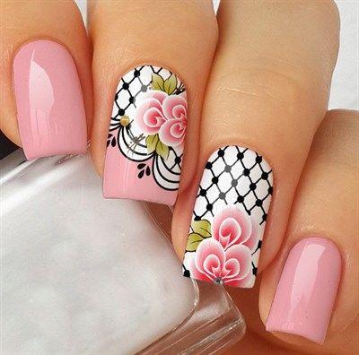 Imagem mostra unhas com nail art floral