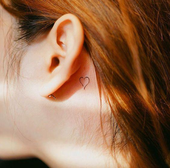Tatuagem atrás da orelha de coração
