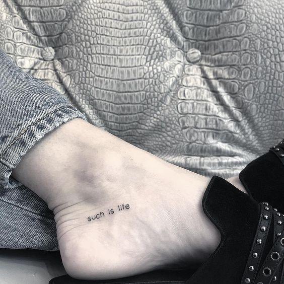 Imagem mostra tatuagem no pé escrita