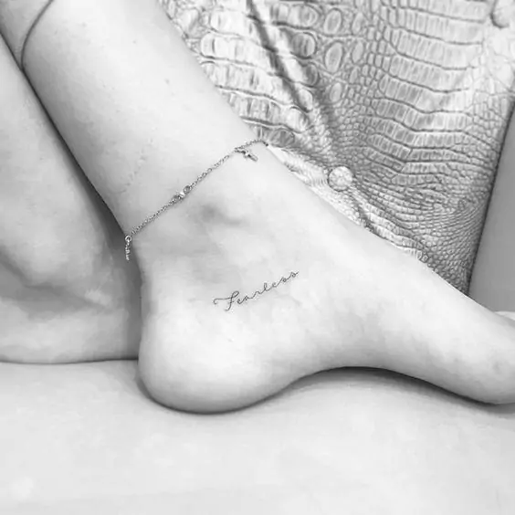 Imagem mostra tatuagem no pé