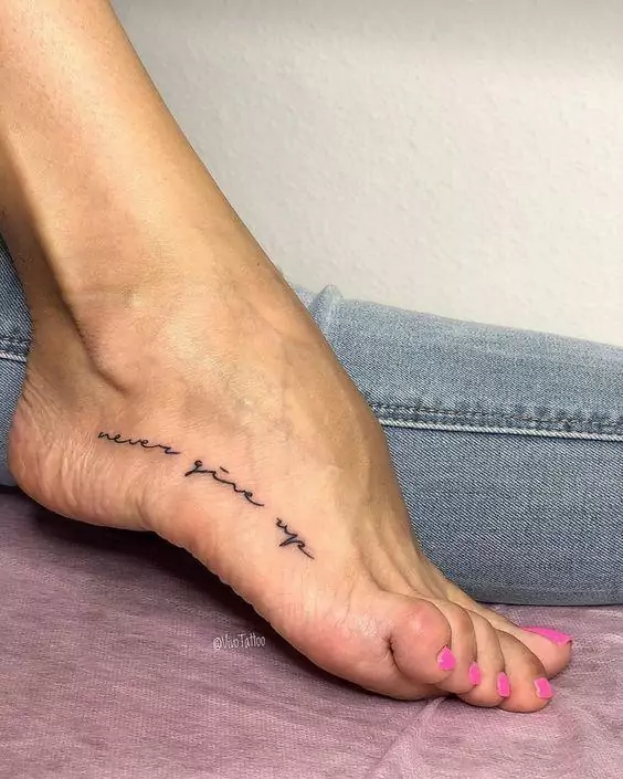 Imagem mostra tatuagem no pé com frase