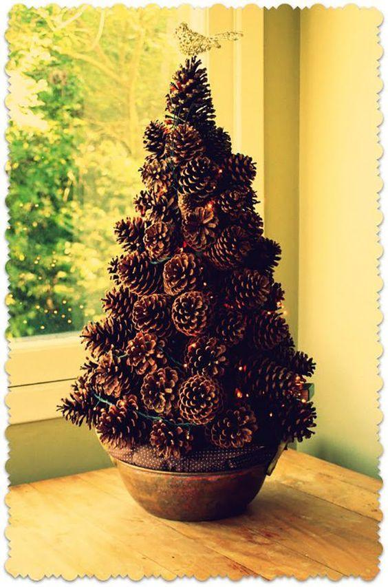 Imagem mostra árvore de Natal de pinha