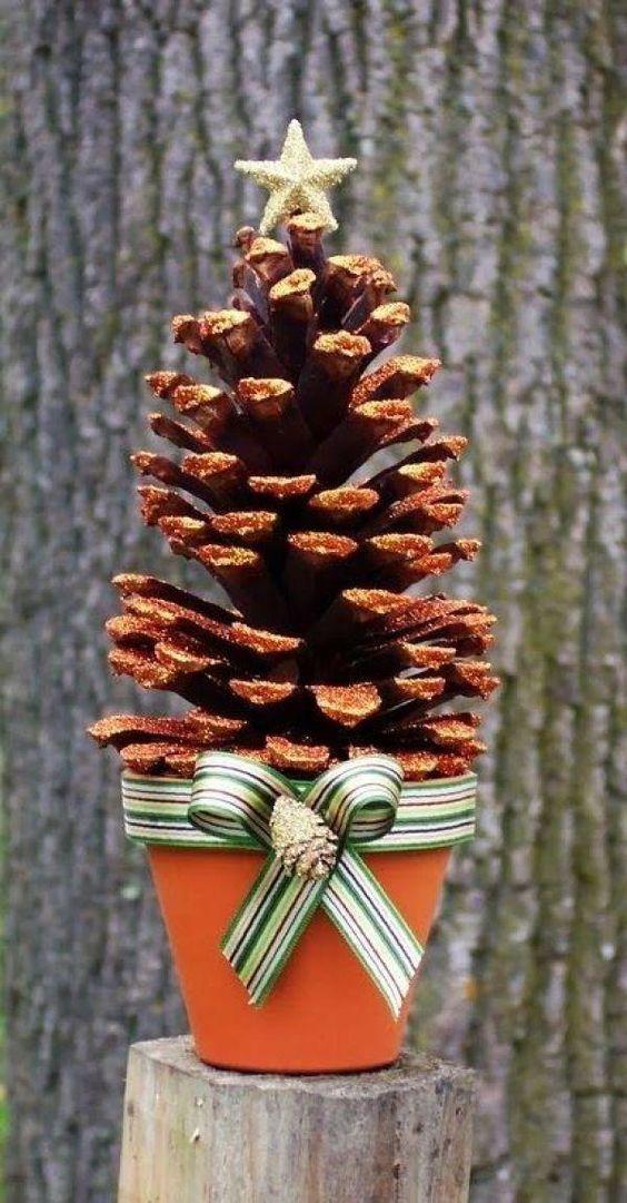 Imagem mostra árvore de Natal feita com pinha