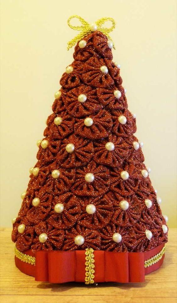 Imagem mostra árvore de Natal em formato de cone