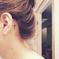 Imagem mostra tatuagem atrás da orelha como símbolo de fé