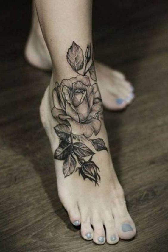 Imagem mostra tatuagem no pé de flor