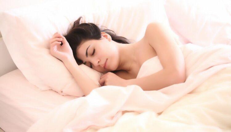 Imagem mostra mulher dormindo