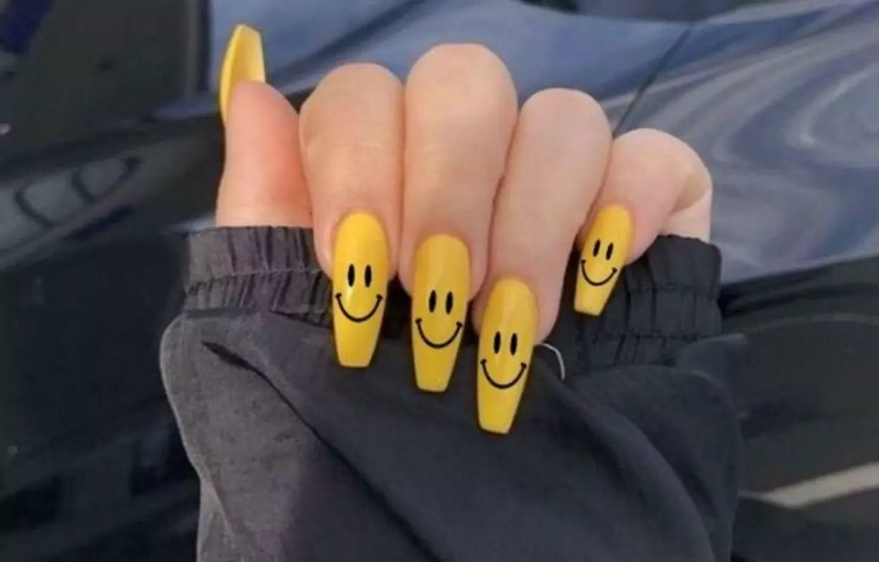 Imagem mostra nail art de carinha