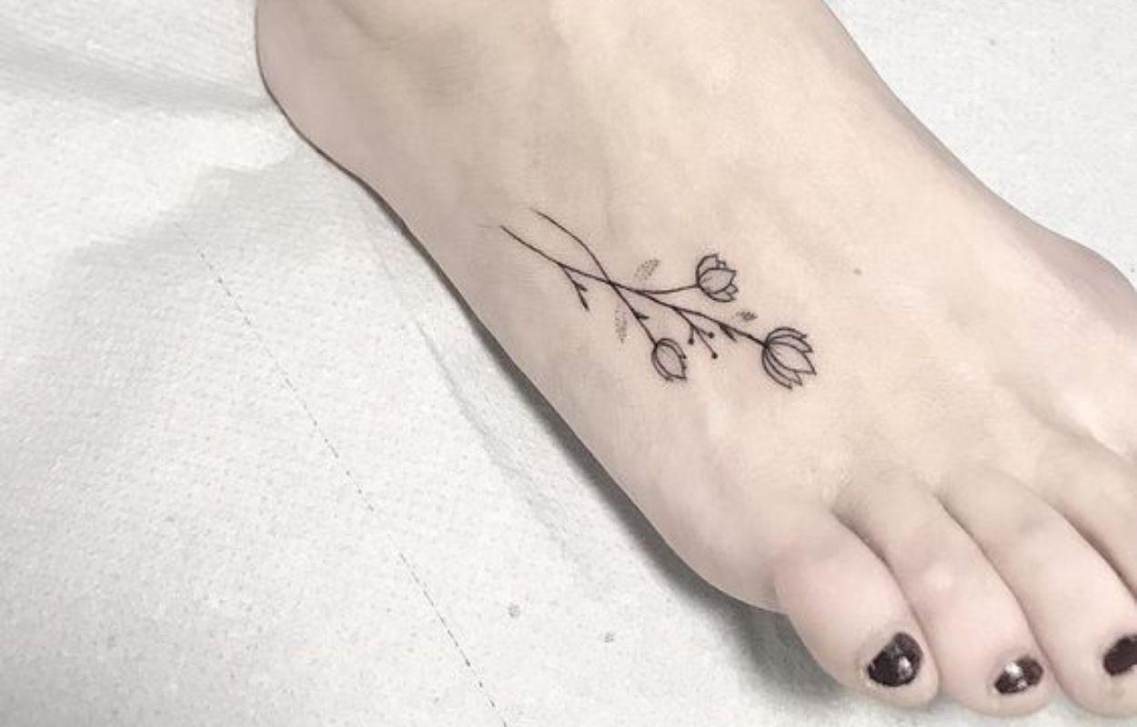 Imagem mostra tatuagem no pé de flor