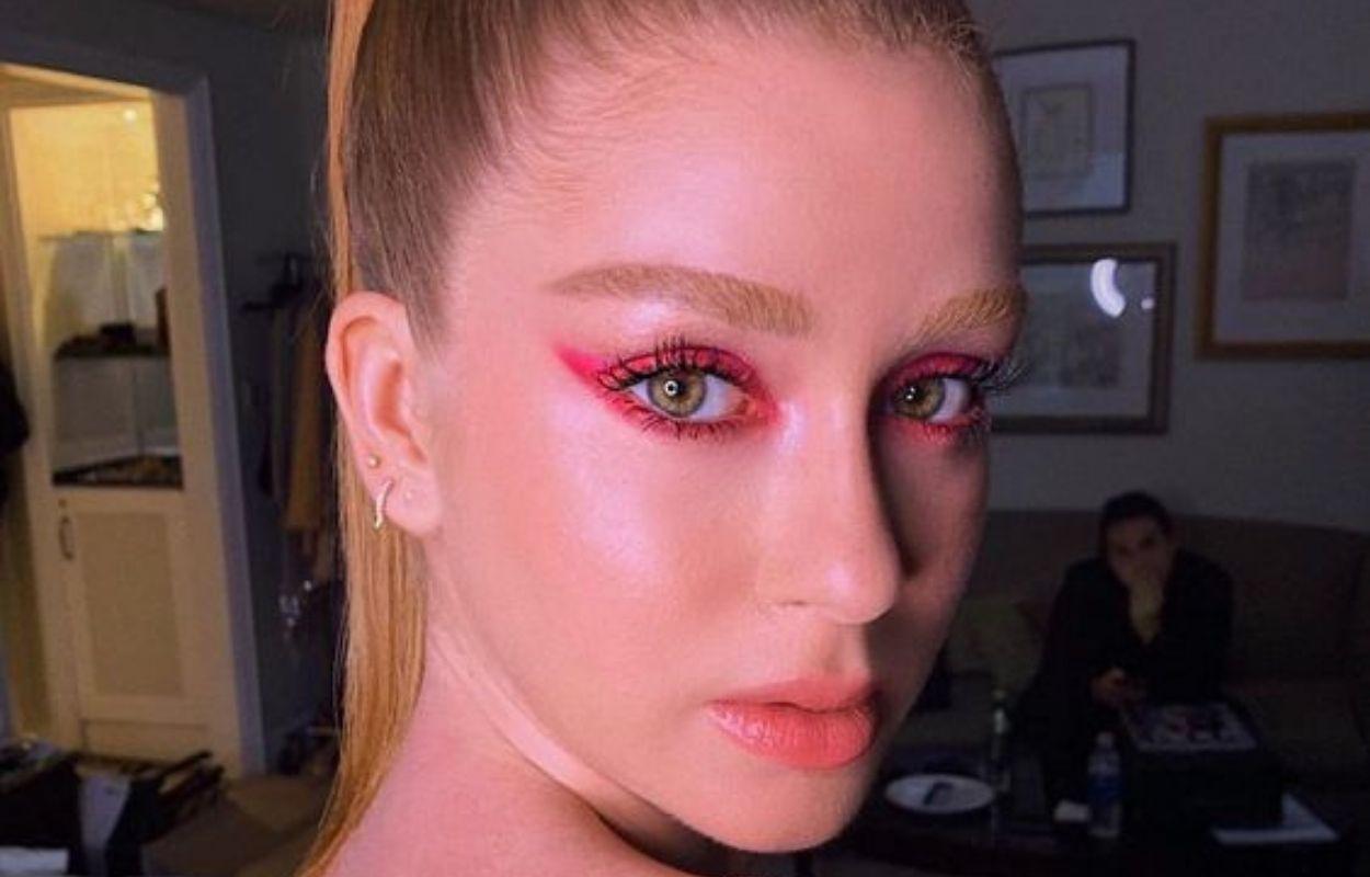 Imagem mostra maquiagem rosa da Marina Ruy Barbosa
