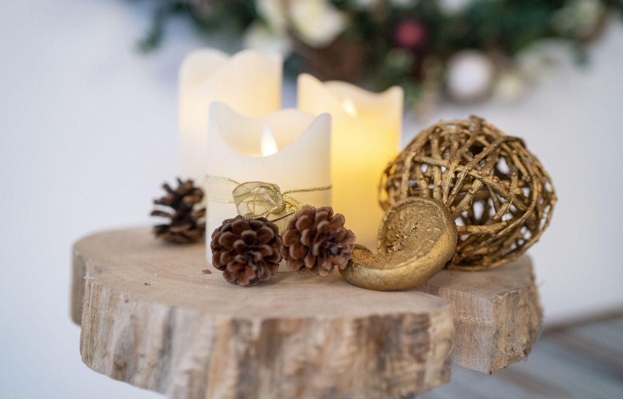 Imagem mostra enfeites de Natal com pinha