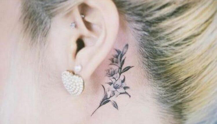 Imagem mostra tatuagem de flor atrás da orelha
