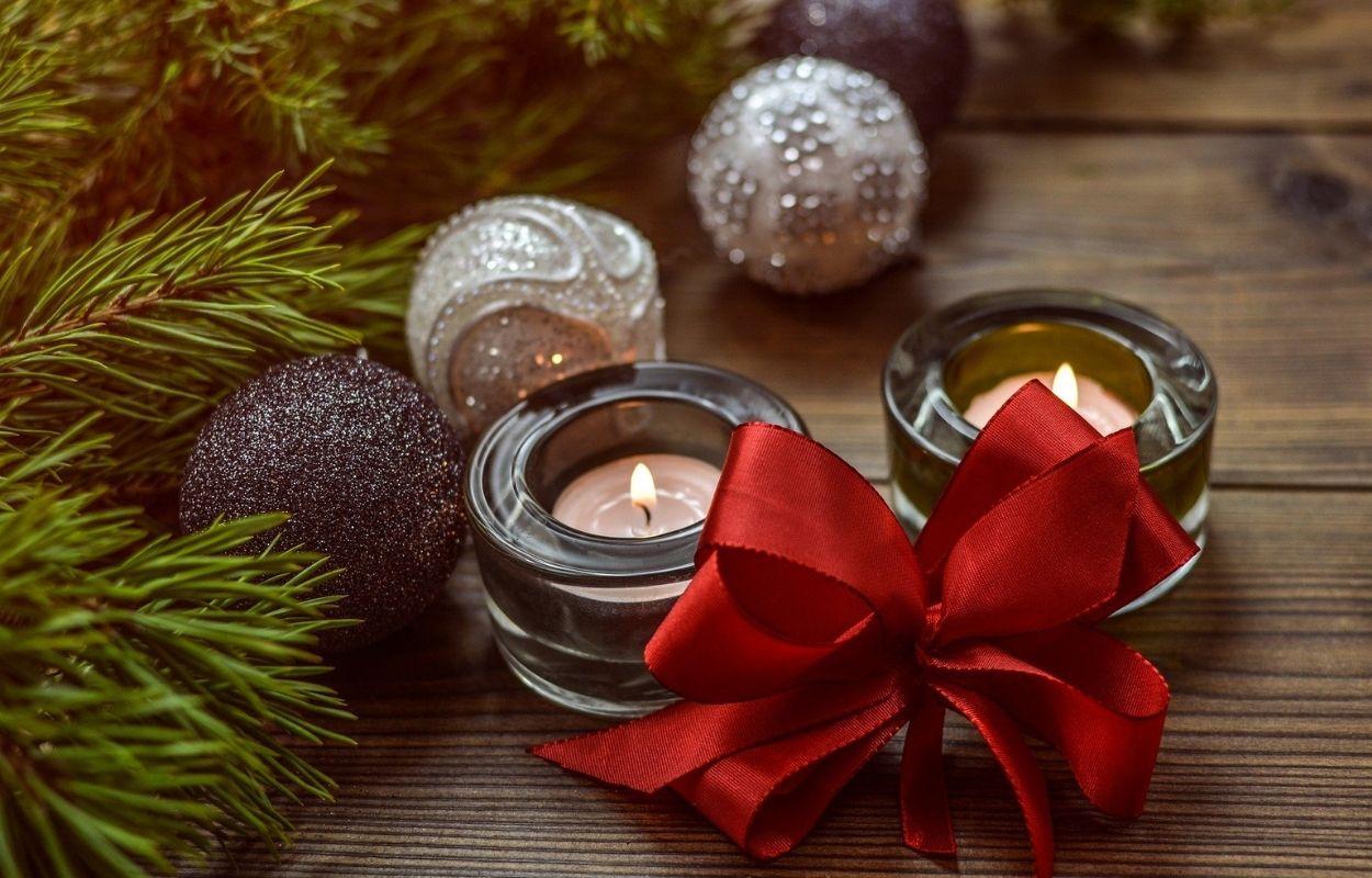 Imagem mostra velas e enfeites de Natal
