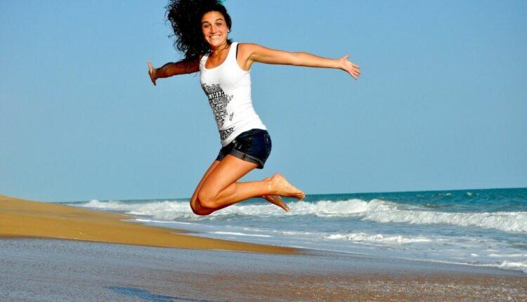 Imagem mostra pulando e feliz