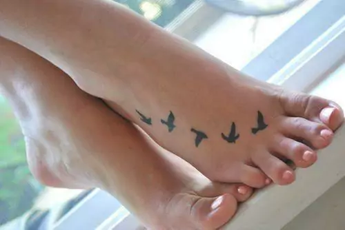 Imagem mostra tatuagem no pé 