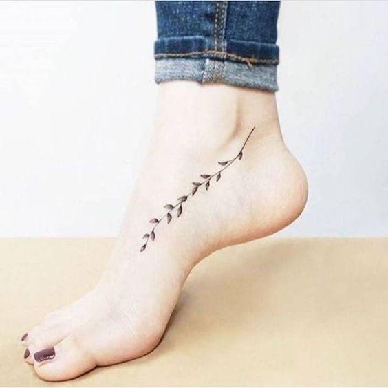 Imagem mostra tatuagem de pé