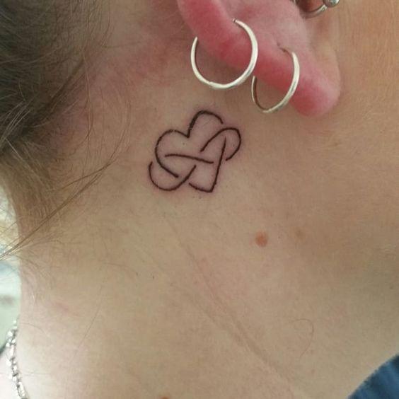 Imagem mostra tatuagem atrás da orelha de coração