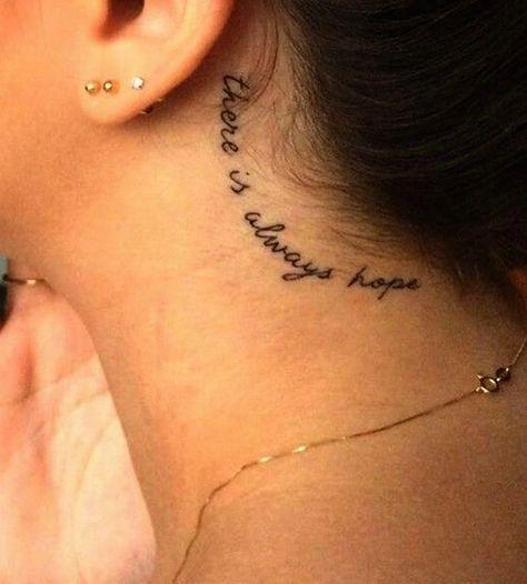 Imagem mostra tatuagem atrás da orelha escrita