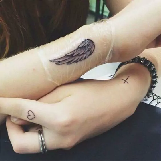 Imagem mostra tatuagem no pulso