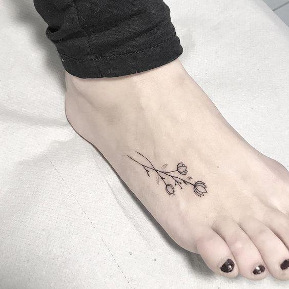 Imagem mostra tatuagem no pé de flor
