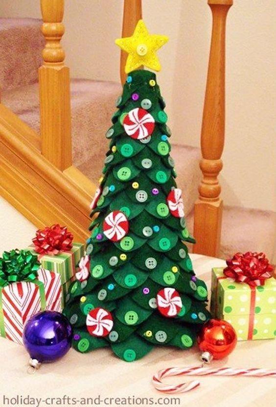 Imagem mostra árvore de Natal em formato de cone