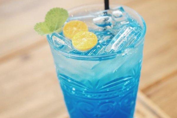 Imagem mostra drink azul de vodka