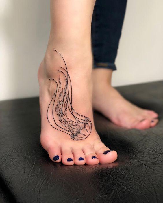 Imagem mostra tatuagem no pé